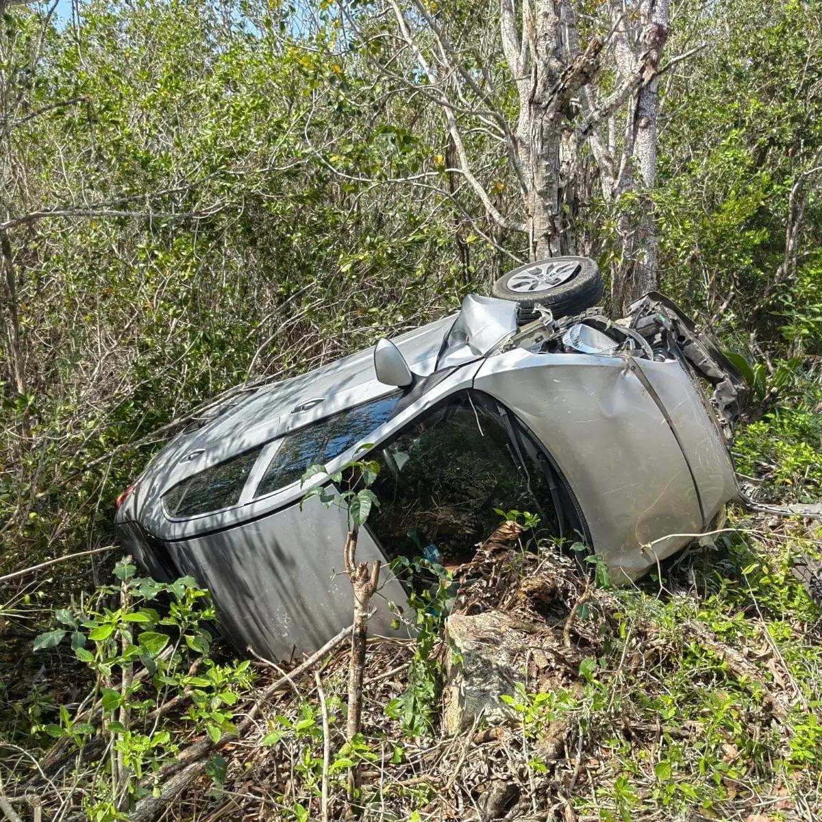 Un accidente se registró la mañana del jueves cuando la conductora de un auto intentó rebasar a otro pero perdió el control y terminó con el auto volcado.- Foto de Reporteros Hoy