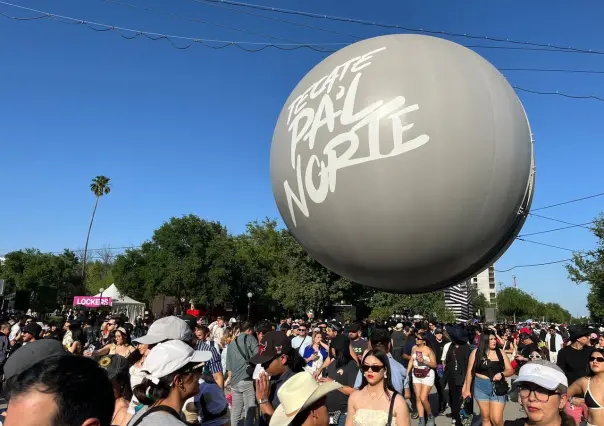 Sorprende Jay de la Cueva en escenario de Tecate Pal’ Norte junto a Belanova