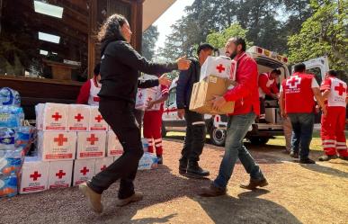 Entrega Cruz Roja primera ayuda a brigadistas del Edomex