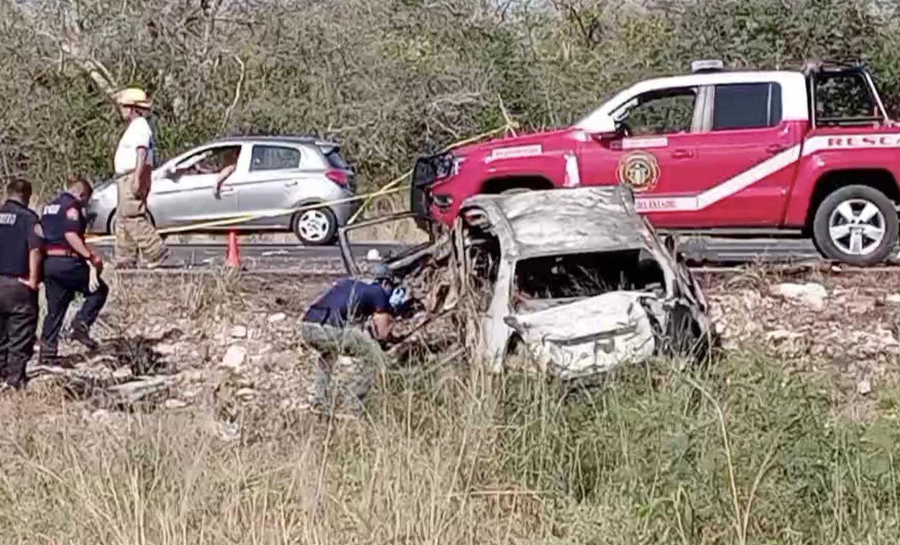 Dos personas fallecieron calcinadas luego de que el auto en el que viajaban volcara por exceso de velocidad en la carretera Mérida-Progreso.- Foto de Presidio MX