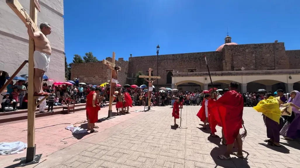 Familias viven de cerca la escenificación de la vida y muerte de Jesús