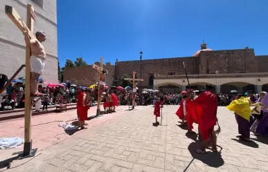 Familias viven de cerca la escenificación de la vida y muerte de Jesús