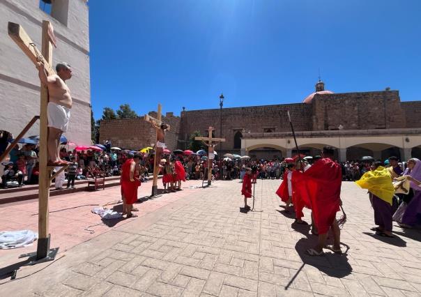 Familias viven de cerca la escenificación de la vida y muerte de Jesús