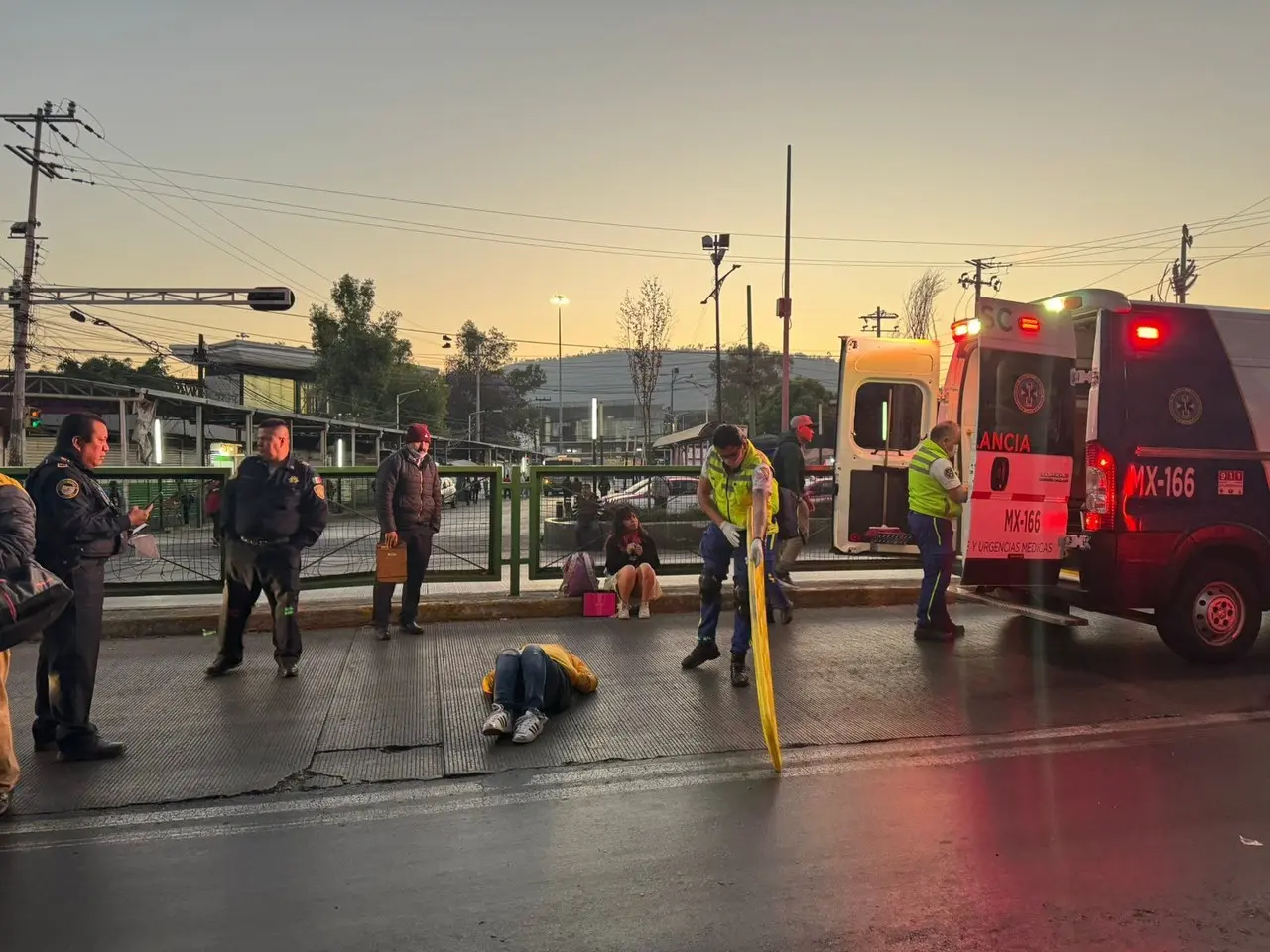 Dos mujeres quedan heridas luego de ser atropelladas al cruzar entre vehículos