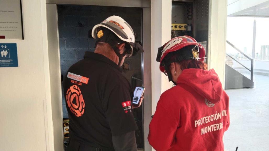 Quedan dos atrapados en elevador de plaza comercial