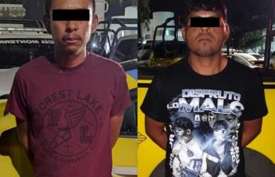 Arrestan a dos hombres con droga en área del Mercado Juárez