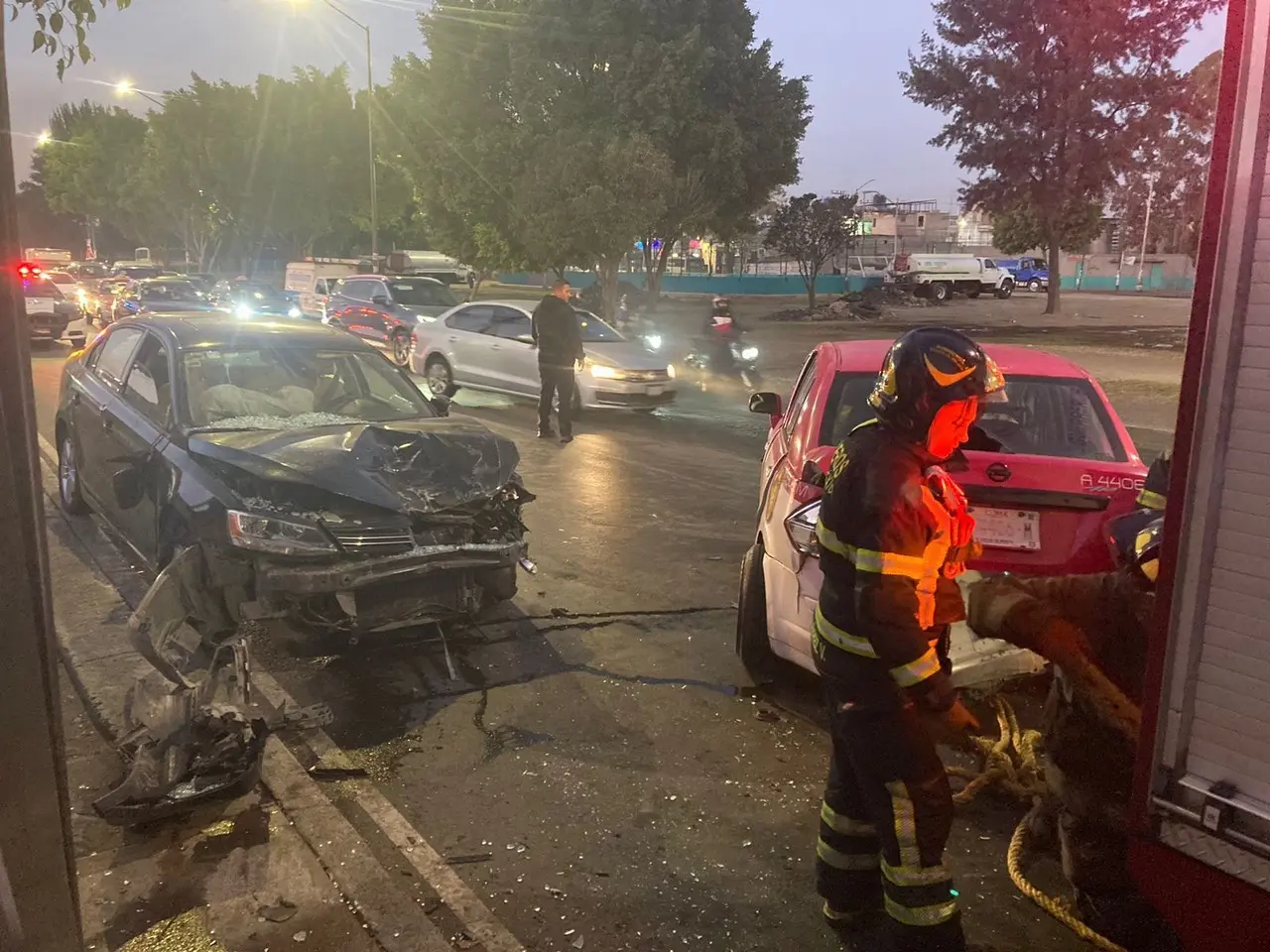 Choque múltiple en Iztapalapa deja un herido y un parabús destrozado. Foto: Ramón Ramírez