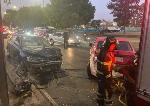 Choque múltiple en Iztapalapa deja un herido y un parabús destrozado