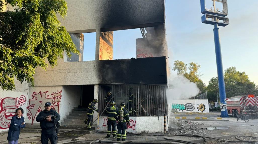 Más de 50 bomberos sofocan incendio en predio abandonado, no hay heridos