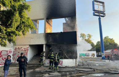 Más de 50 bomberos sofocan incendio en predio abandonado, no hay heridos