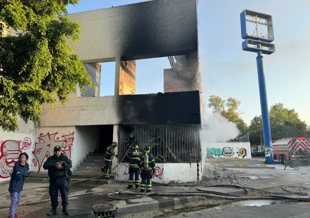 Más de 50 bomberos sofocan incendio en predio abandonado, no hay heridos