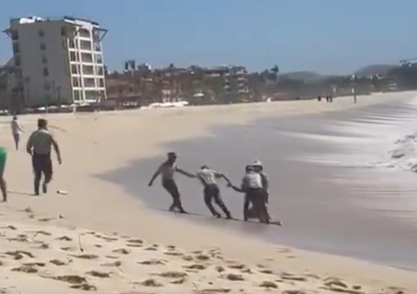 Guardia Nacional salva a turistas gringos de ahogarse en San José del Cabo, BCS