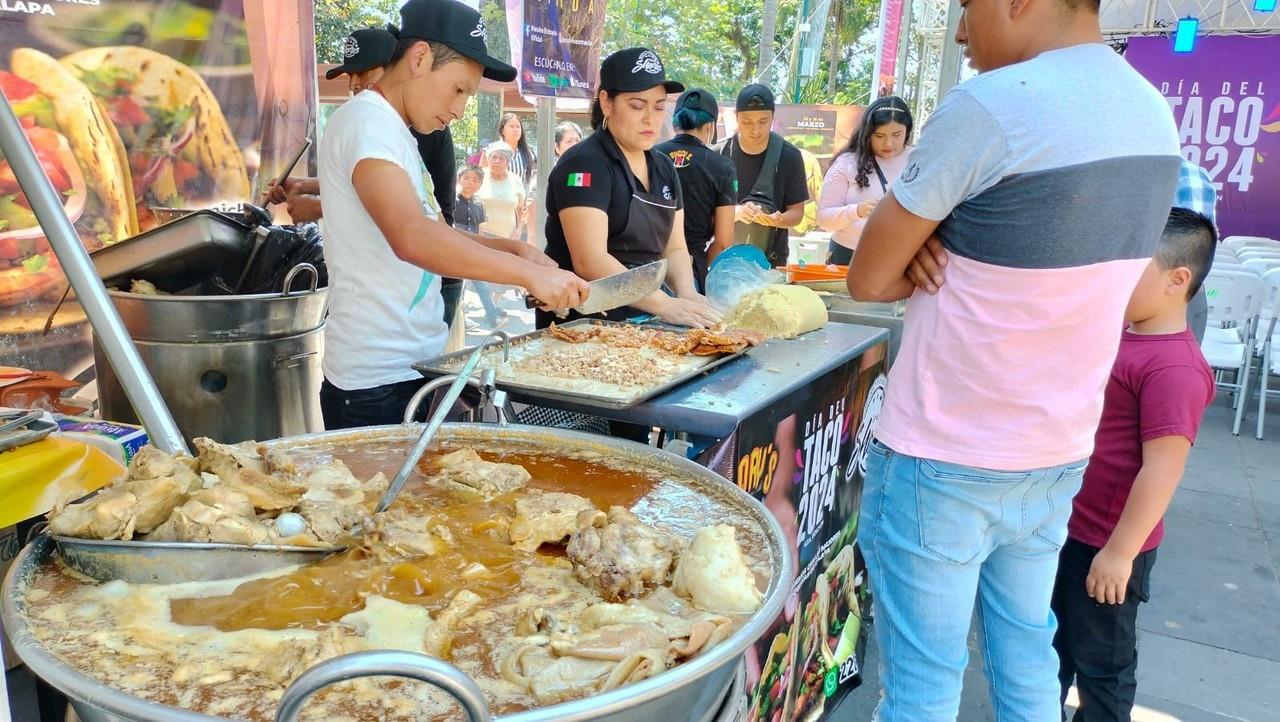 Desde 2007 México celebra cada 31 de marzo “El día del taco”, y Xalapa empezó desde este sábado en el parque Juárez. Foto: Rosalinda Morales / POSTA