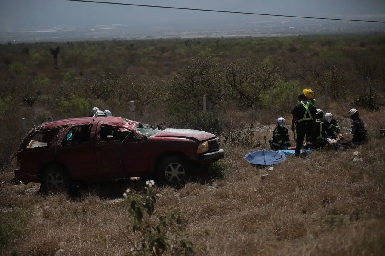 Muere niña y hombre en volcadura en García