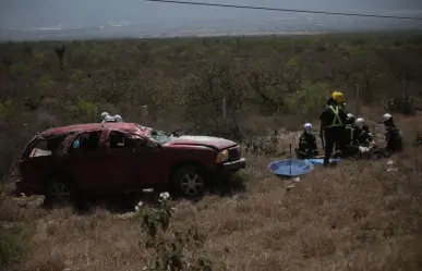 Muere niña y hombre en volcadura en García