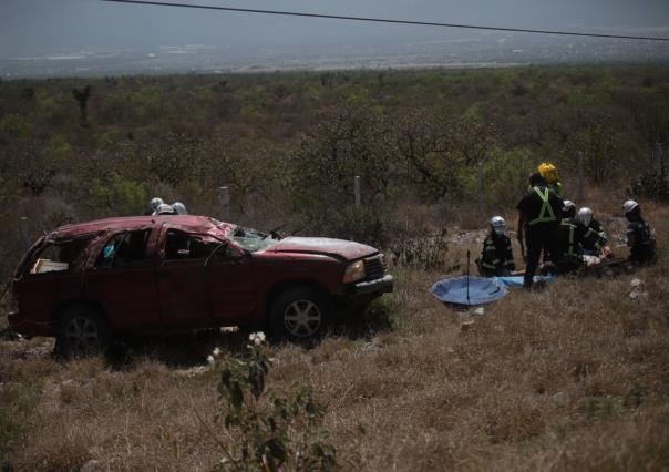 Muere niña y hombre en volcadura en García