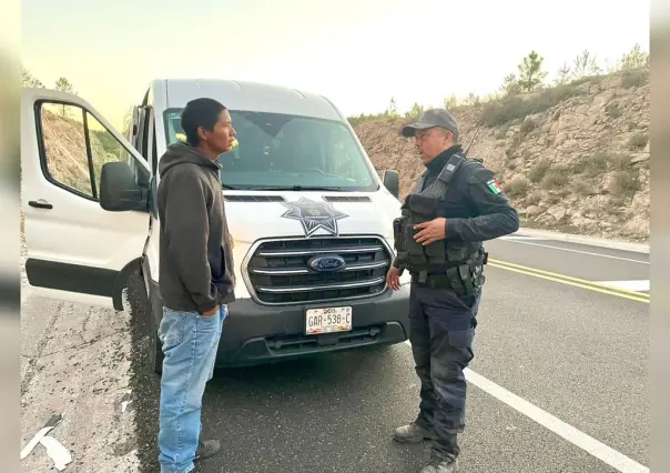 Estatales auxilian a un joven que viajaba a pie desde Sinaloa a Durango