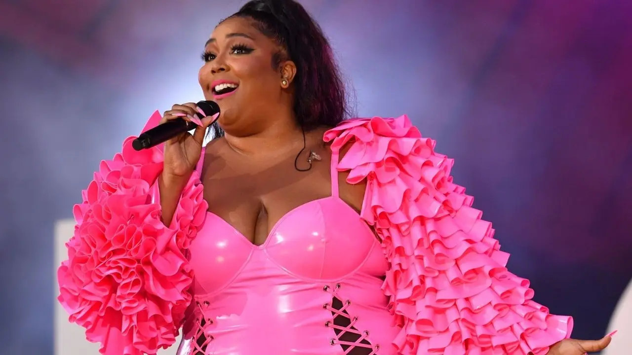 Lizzo fue demanda el año pasado por tres de sus ex bailarines quienes argumentaron haber sufrido presión laboral por parte de la rapera. Foto. Especial