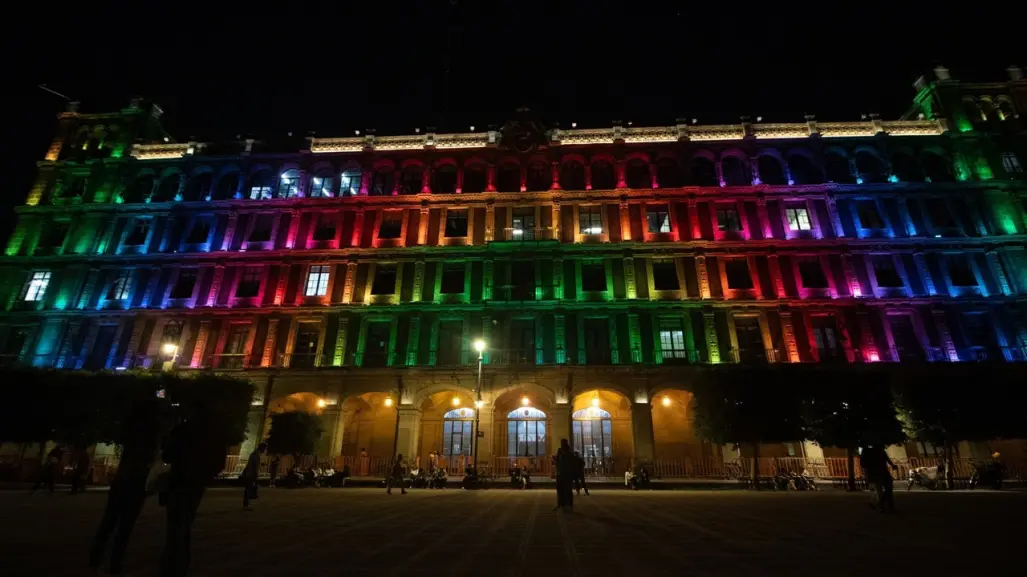 Por primera vez Zócalo de la CDMX prende luces de primavera, ¡no te lo pierdas!