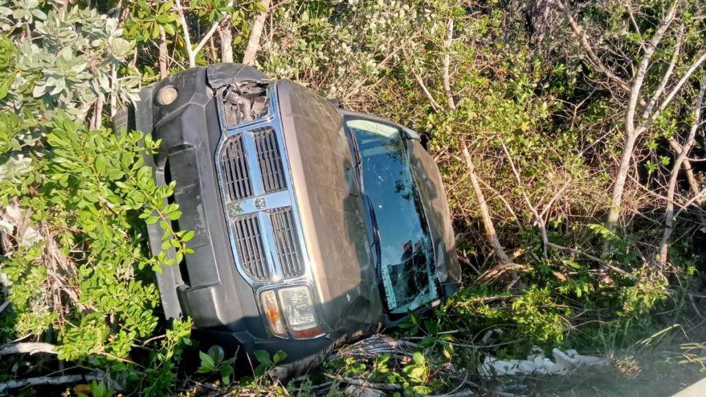 Aparatosa volcadura de un auto en la carretera Mérida-Progreso