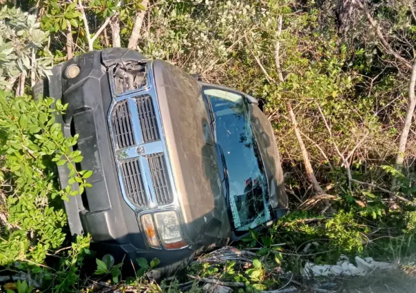 Aparatosa volcadura de un auto en la carretera Mérida-Progreso