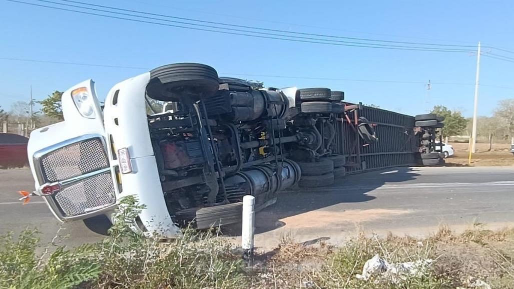 Tráiler termina volcado en la Mérida-Cancún por un tubo en la carretera