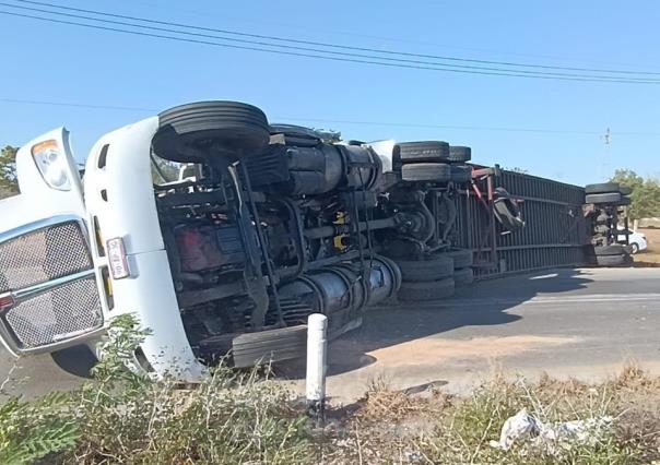 Tráiler termina volcado en la Mérida-Cancún por un tubo en la carretera