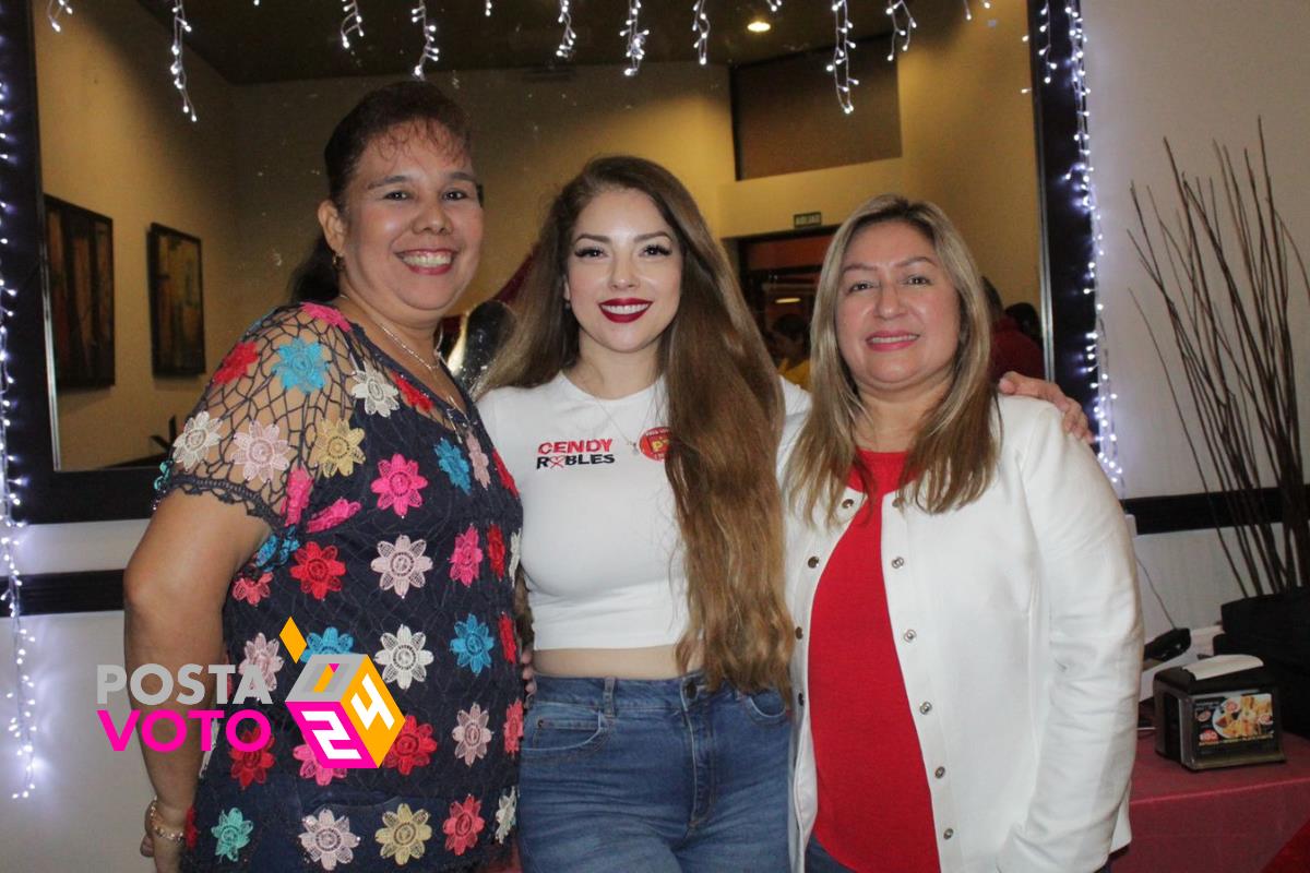 Cendy Robles, candidata al Senado por el Partido de Trabajo, durante una reunión con mujeres de Altamira. Foto: Carlos García