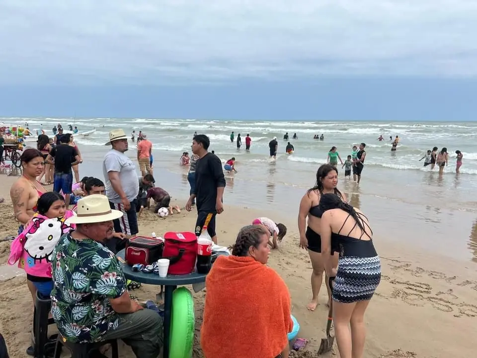 Familia transforma un tráiler tipo Torton en su hogar móvil para ir a la playa. Fotos: Ignacio Aceves