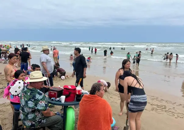 Creatividad en la playa: familia llega en su torton hasta Miramar (VIDEO)