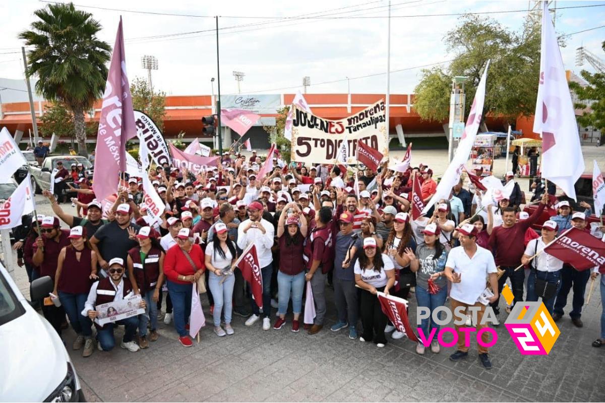 Olga Sosa, candidata al Senado por el partido Morena, junto a jóvenes de Victoria. Foto: Carlos García