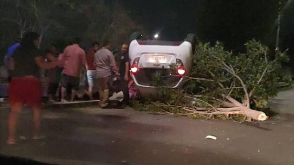 Joven accidentado en La Curva del Diablo: Vuelca su carro en Paseos de Opichén