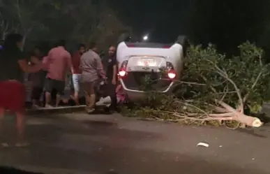 Joven accidentado en La Curva del Diablo: Vuelca su carro en Paseos de Opichén