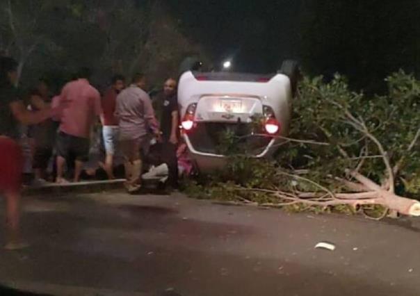 Joven accidentado en La Curva del Diablo: Vuelca su carro en Paseos de Opichén