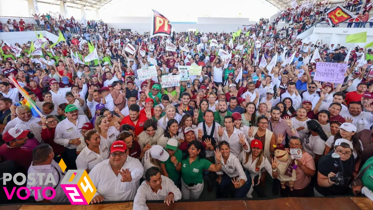 El aspirante realizar una caminata por las calles de la colonia San José Tecoh Sur Foto: Cortesía