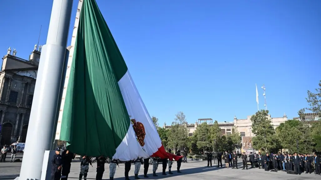 Realizan ceremonia de izamiento de bandera en Toluca