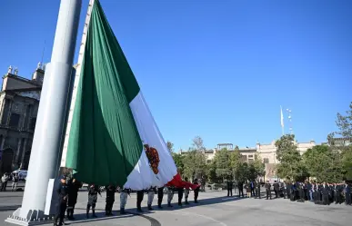 Realizan ceremonia de izamiento de bandera en Toluca