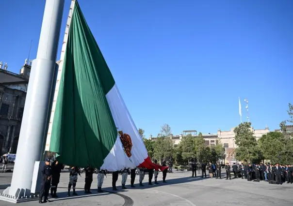 Realizan ceremonia de izamiento de bandera en Toluca