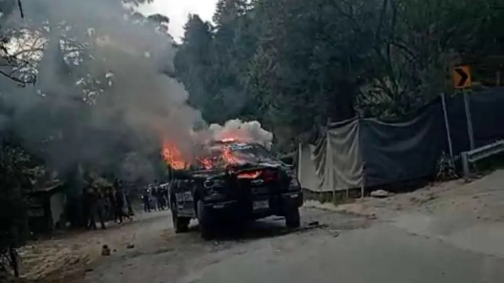 Ataque policías deja una patrulla quemada en Lerma (VIDEO)