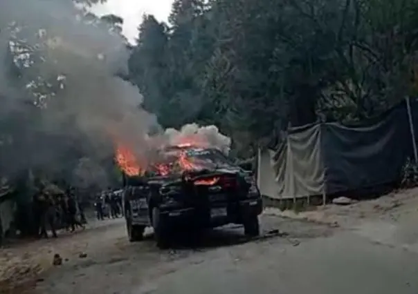 Ataque policías deja una patrulla quemada en Lerma (VIDEO)