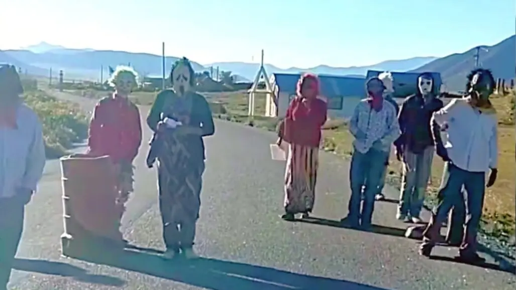 Enmascarados en carretera a Galeana asustan a familias regias (VIDEO)