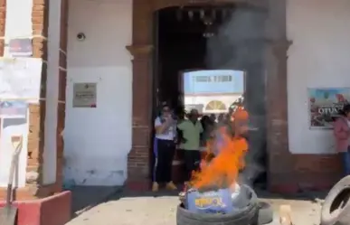 Con gritos, golpes y quema de llantas protestan en Otumba (VIDEO)