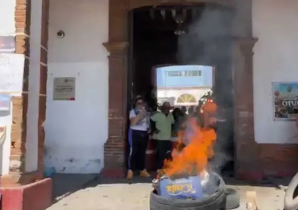Con gritos, golpes y quema de llantas protestan en Otumba (VIDEO)