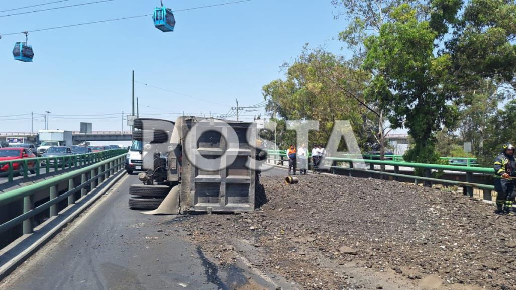 Vuelca camión que transportaba material de asfalto en Iztapalapa