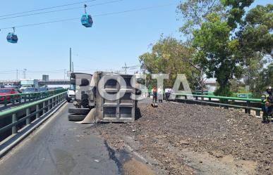 Vuelca camión que transportaba material de asfalto en Iztapalapa