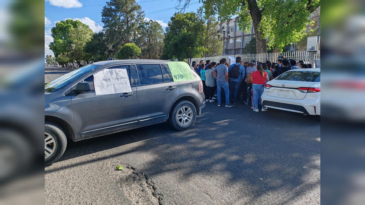 Trabajadores de Salud despedidos por IMSS Bienestar; en protesta bloquean calles