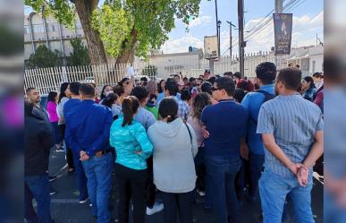 Trabajadores de Salud despedidos por IMSS Bienestar; en protesta bloquean calles