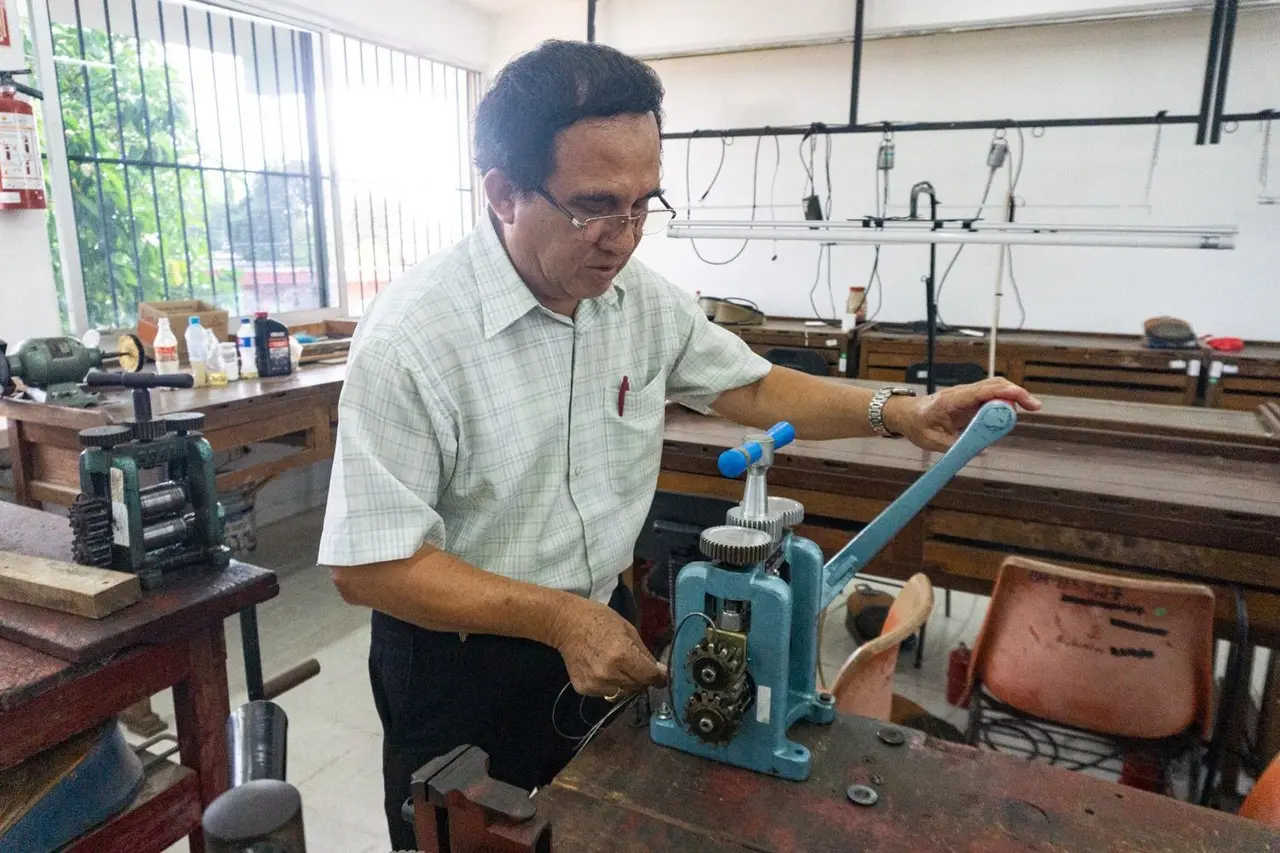 Santiago Chablé Serrano, artesano y profesor con 40 años de experiencia en el arte de la orfebrería. Foto: Alejandra Vargas