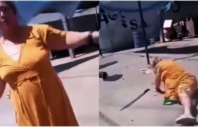 ¿Karma instantáneo? Mujer agrede a trabajadores de CFE y lo paga caro (VIDEO)