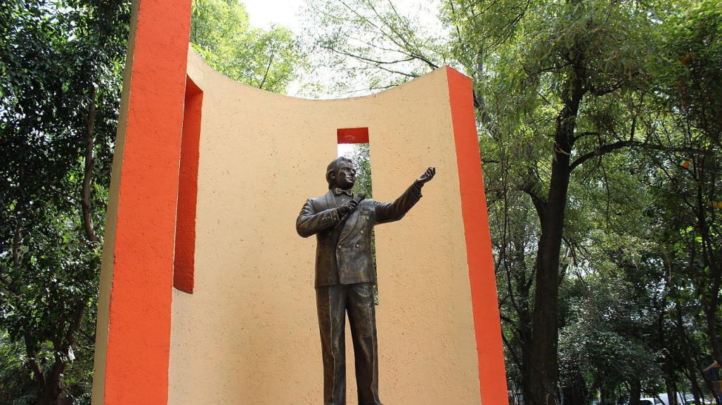 Rinden homenaje a José José, con sus canciones en andadores de parque la China